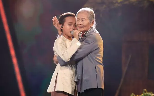 Cậu bé Hồ Văn Cường tiếp tục lấy nước mắt của khán giả qua phần trình diễn sâu lắng "Bà Năm" (ảnh: internet)
