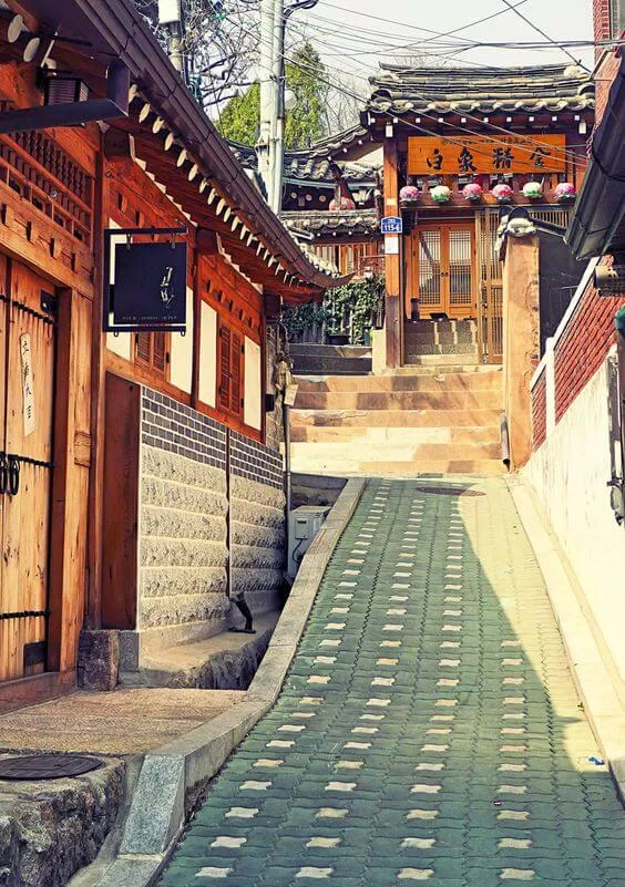 Ngôi làng độc đáo và khác biệt với những con đường hẹp và nhà một tầng truyền thống với mái chùa cổ điển. (ảnh: internet)