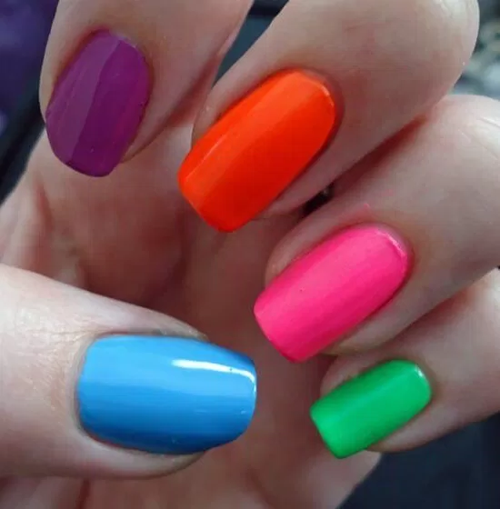 Một số màu neon vô cùng nổi bật để làm điệu cho móng tay. (ảnh: internet)