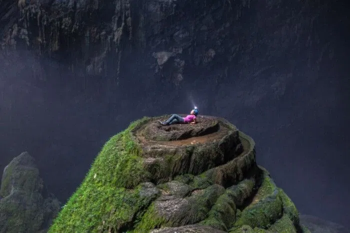 Trang National Geographic thậm chí còn so sánh rằng, hang cao tới mức xếp chồng 25 chiếc xe bus hai tầng vào vẫn thoải mái (Ảnh internet)