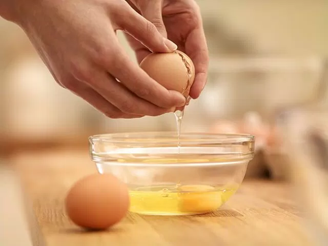 Lấy lòng trắng trứng (ảnh: internet)