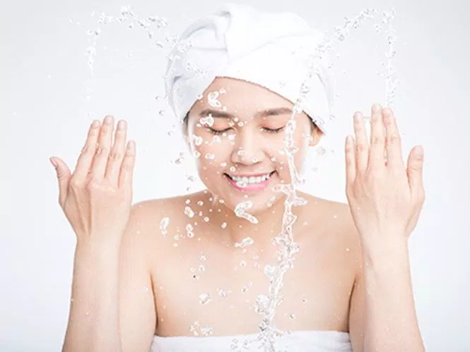 Làn da khô và thiếu nước cũng là một nguyên nhân đáng kể dẫn đến việc lỗ chân lông phình to. (Ảnh: internet)