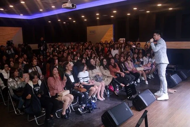 Không khí cởi mở và thân thiện của buổi fan meeting (Ảnh: internet)