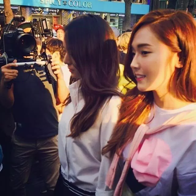 Jessica nắm tay động viên Krystal (ảnh internet)