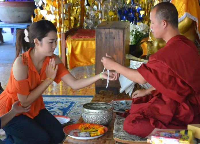 Lễ buộc chỉ cổ tay cầu may theo phong tục truyền thống của Lào (Ảnh internet)