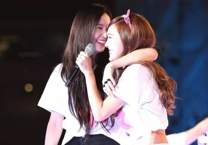 Jessica và Krystal trên sân khấu (ảnh internet)