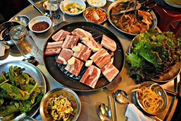 Món Debaksamgyeopsal