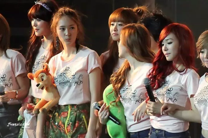 Jessica và Krystal trên sân khấu (ảnh internet)