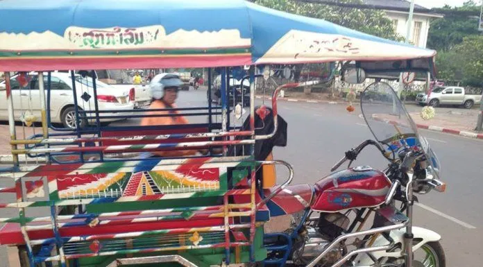 Xe tuk tuk ở Lào ( Ảnh từ tác giả)