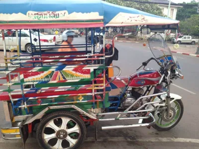 Xe tuk tuk ở Lào ( Ảnh từ tác giả)