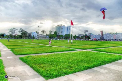 205 ô cỏ xanh trước quảng trường