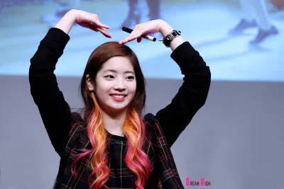 Dahyun nhuộm tóc nhiều lớp
