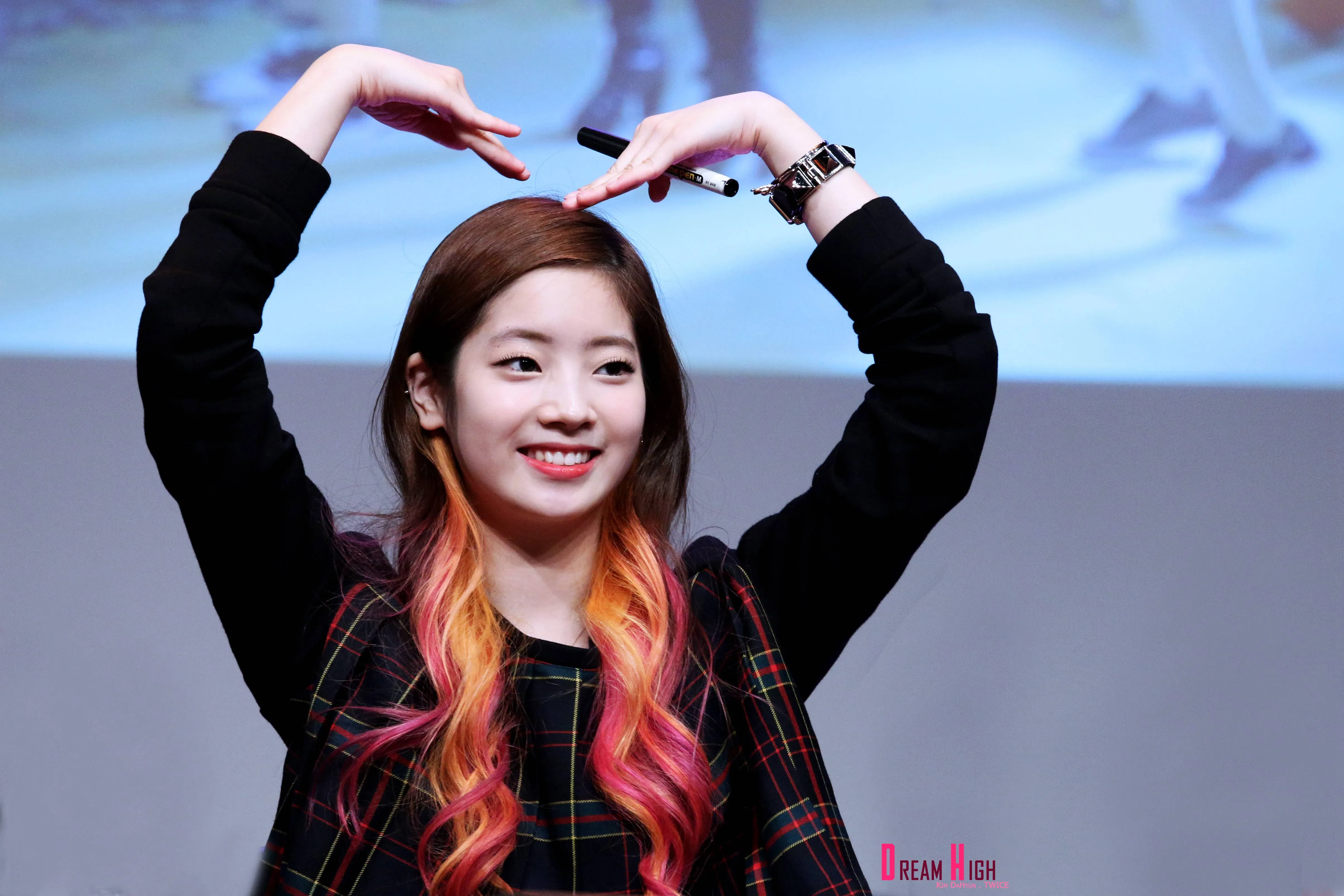 Dahyun nhuộm tóc nhiều lớp