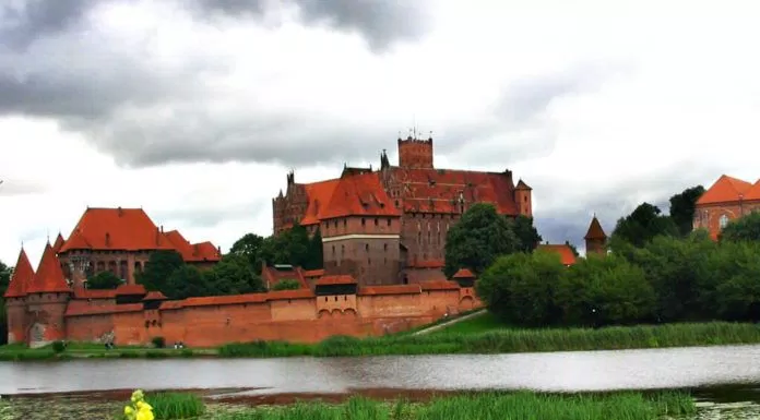 Lâu đài Malbork là một trong những công trình kiến trúc đáng ghé thăm ở Ba Lan. (ảnh: internet)