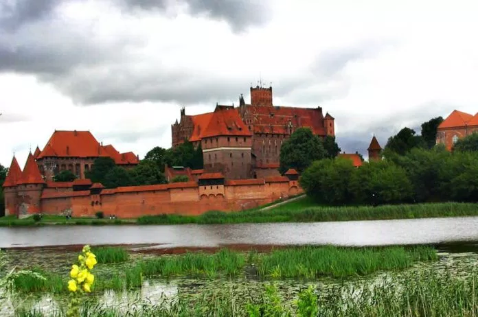 Lâu đài Malbork là một trong những công trình kiến trúc đáng ghé thăm ở Ba Lan. (ảnh: internet)