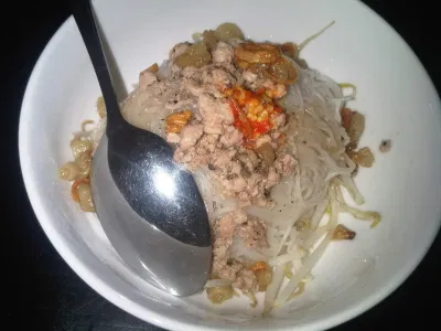 Tô phở riêng cùng với thịt heo bằm bên trên