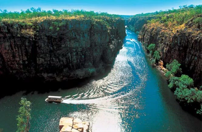 Trải nghiệm cảm giác dạo quanh Kakadu trên tàu đáy bằng