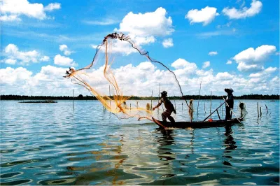 Mùa mưa về, người dân thả lưới (ảnh: internet)