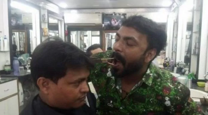 Chàng trai người Ấn Độ cắt tóc bằng…răng