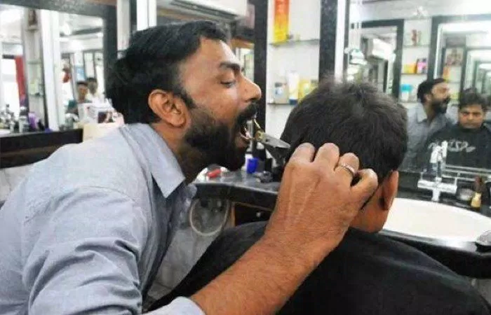 Chàng trai người Ấn Độ cắt tóc bằng…răng