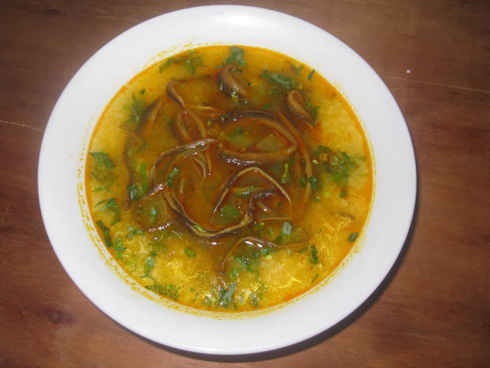 Màu vàng tự nhiên của bột nghệ làm tô cháo bắt mắt hơn.