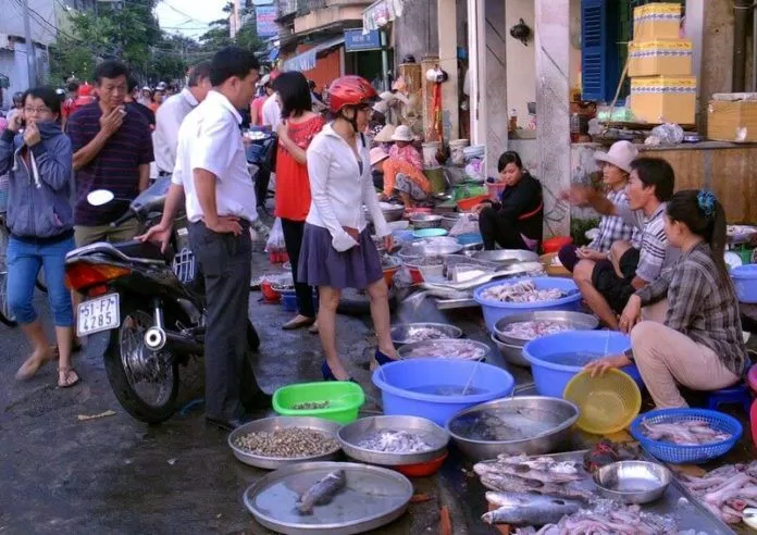 Khu chợ Xóm Lưới bán hải sản tươi sống