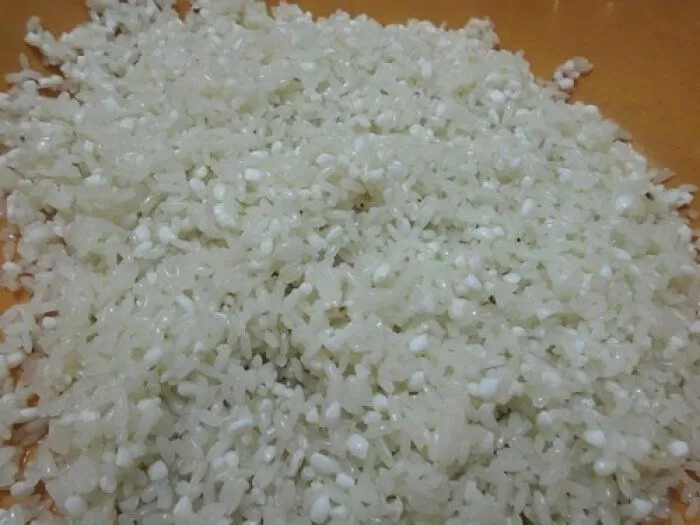 Gạo sau khi ngâm vớt ra để ráo, giã nhỏ gạo. (ảnh: internet)