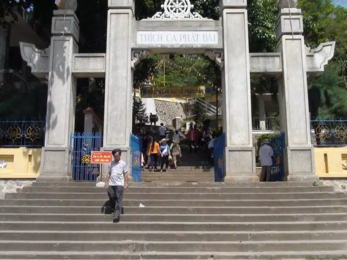 Cổng vào ngôi chùa Thích Ca Phật Đài