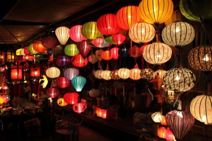 Dạo phố ngắm lồng đèn Hội An