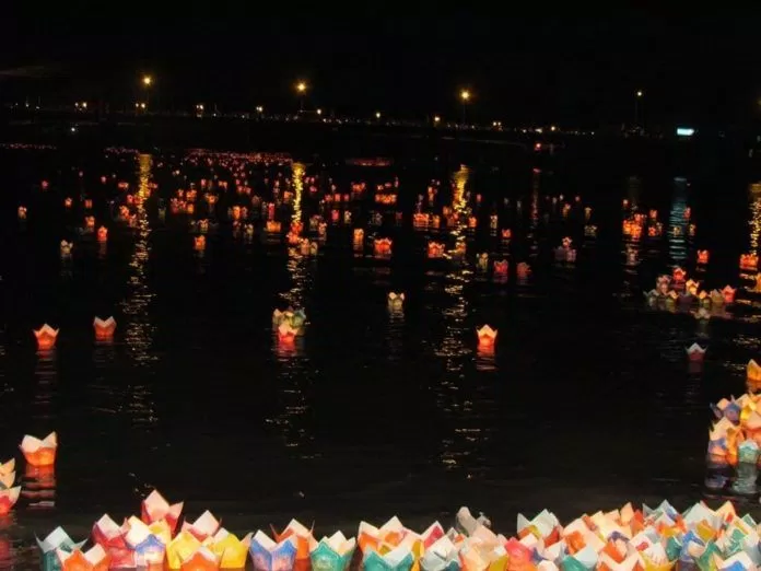Đèn hoa đăng trên sông