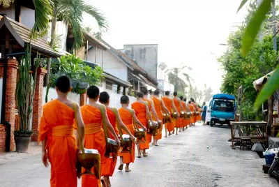 Đoàn sư đi khất thực vào buổi sáng (Ảnh - Blueriver)