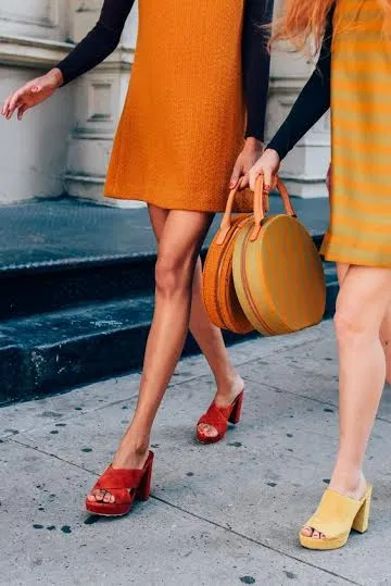 Giày Mule phối hợp với phụ kiện và trang phục hài hòa