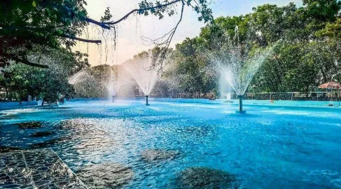 Hồ nước trong khuôn viên Thuỷ Châu