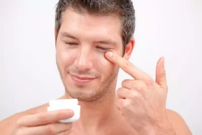 Sử dụng kem dưỡng ẩm để giữ độ ẩm cho da, giúp lưu lại hương thơm lâu hơn. (ảnh: internet)