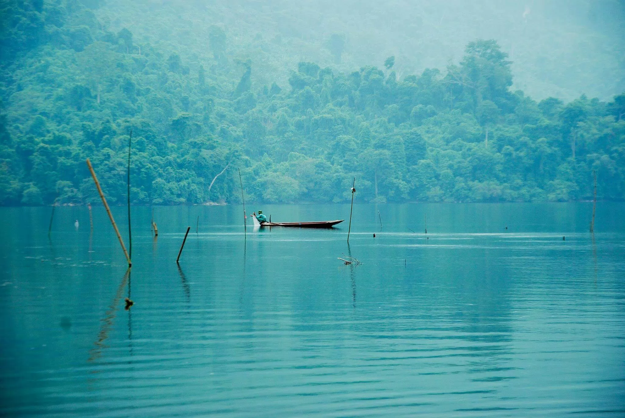 Khung cảnh thơ mộng vào buổi sớm mai của hồ Ba Bể (Ảnh-Blueriver)