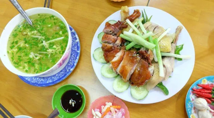 Món gà hấp, gà chiên (Ảnh-Blueriver)