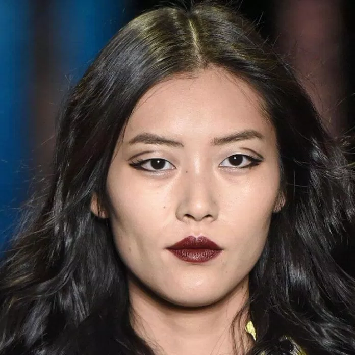 Negative space eyeliner