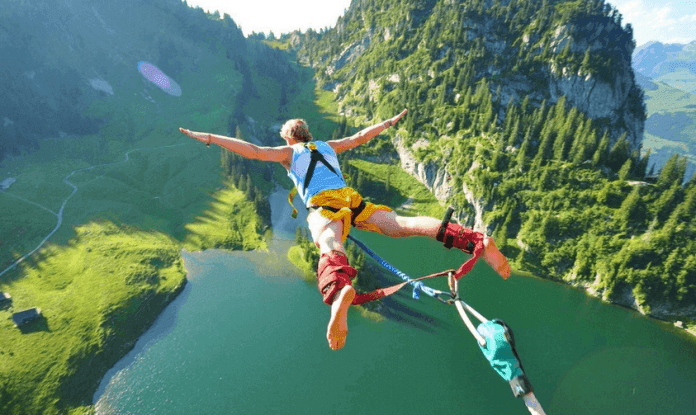 Nhảy bungy trước khung cảnh núi non hùng vĩ (Ảnh internet)