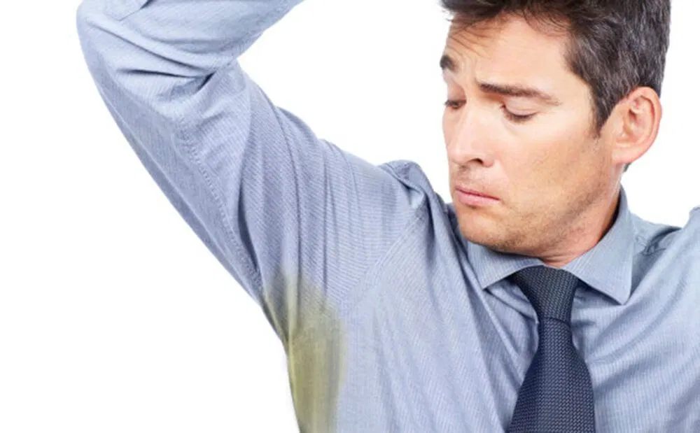 Sử dụng lăn khử mùi đúng cách để lăn khử mùi phát huy tác dụng và vùng nách áo không bị ố vàng. (ảnh: internet)