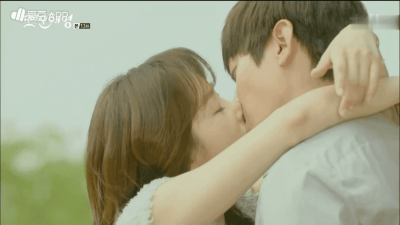 Do Kyung và Hae Young làm lành trong tập 13.