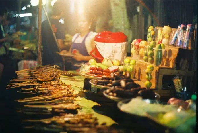 Phố hàng ăn ở khu chợ đêm Luang Prabang (Ảnh internet)