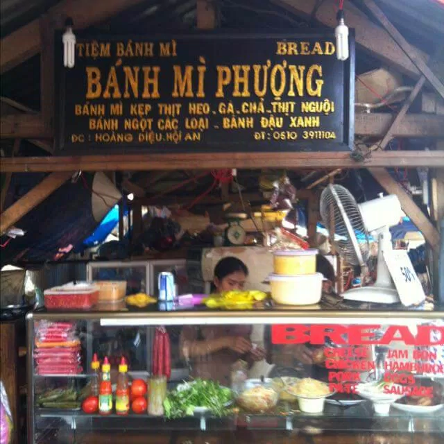 Quán bánh mì Phượng nổi tiếng ở phố cổ