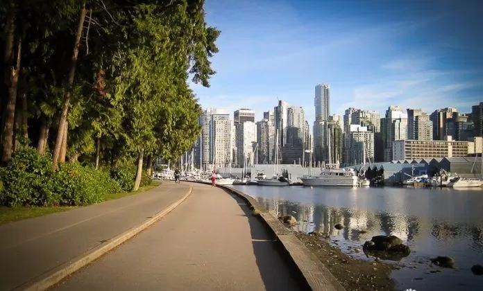 Bức tường biển đẹp trong lành ở Vancouver. (ảnh: internet)