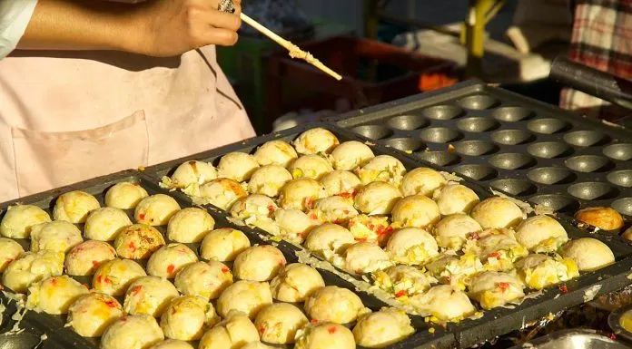 Những chiếc khuôn làm takoyaki lúc nào cũng đầy. (Ảnh: internet)
