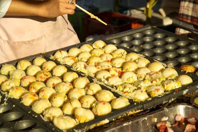 Những chiếc khuôn làm takoyaki lúc nào cũng đầy. (Ảnh: internet)