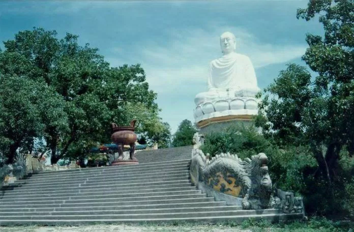Tượng Thích Ca Phật Đài ngồi thiền trên đài sen