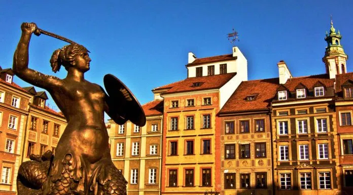 "Warsaw ấm nắng ban trưa...Nét vàng lịch sử vừa tươi lại...Trong cuộc hồi sinh tạnh gió mưa..." (ảnh: internet)