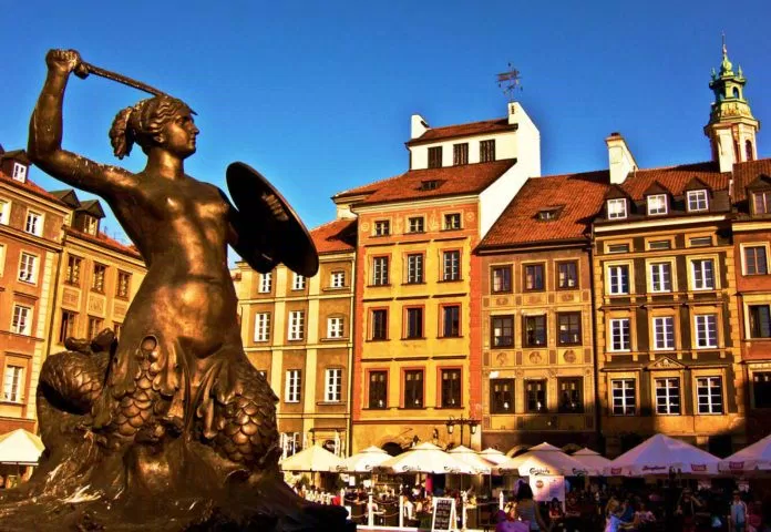 "Warsaw ấm nắng ban trưa...Nét vàng lịch sử vừa tươi lại...Trong cuộc hồi sinh tạnh gió mưa..." (ảnh: internet)