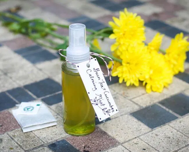 Có thể dùng trà xanh như một loại nước hoa hồng.(ảnh: internet)