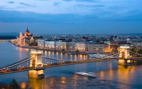 Budapest về đêm (Ảnh: Internet) Budapest về đêm (Ảnh: Internet)